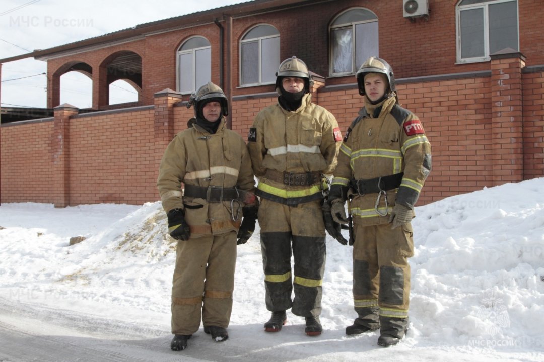 Шахтинские огнеборцы спасли на пожаре пятерых человек