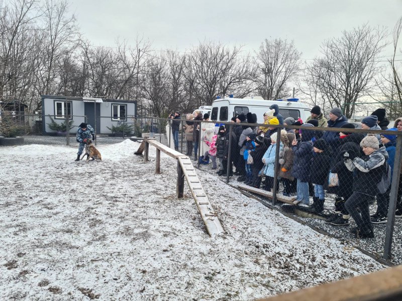 В преддверии Дня защитника Отечества юные шахтинцы побывали в гостях у полицейских