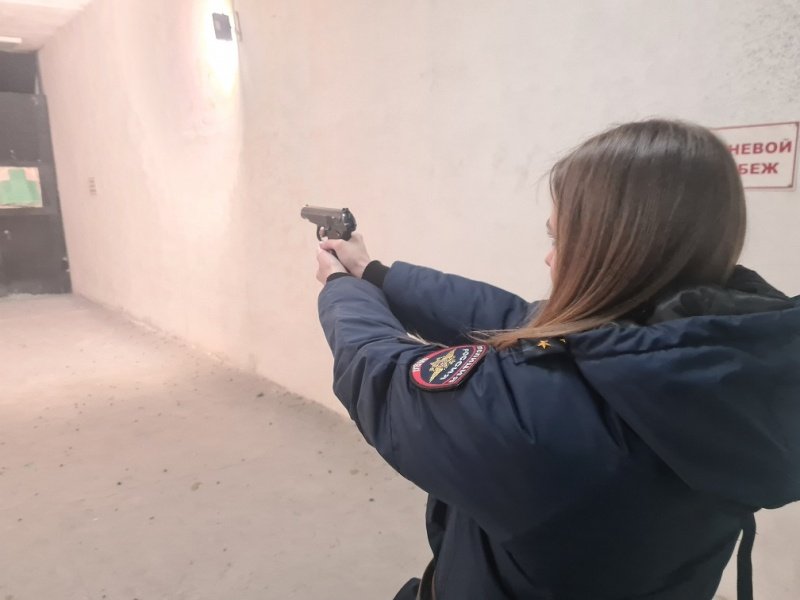 В Шахтах состоялись соревнования по стрельбе среди сотрудниц территориального отдела полиции