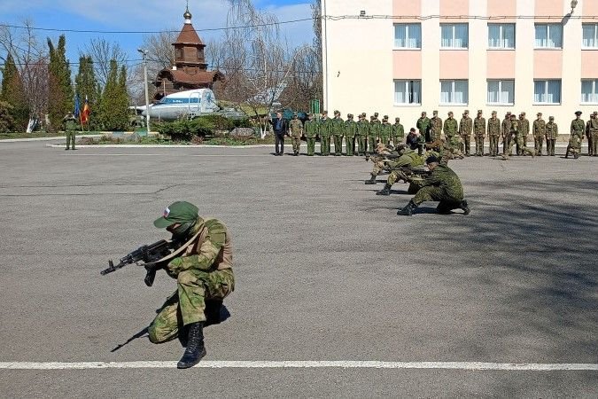 В Шахтах прошел третий этап военно-спортивной игры старшеклассников «Донской кадет»